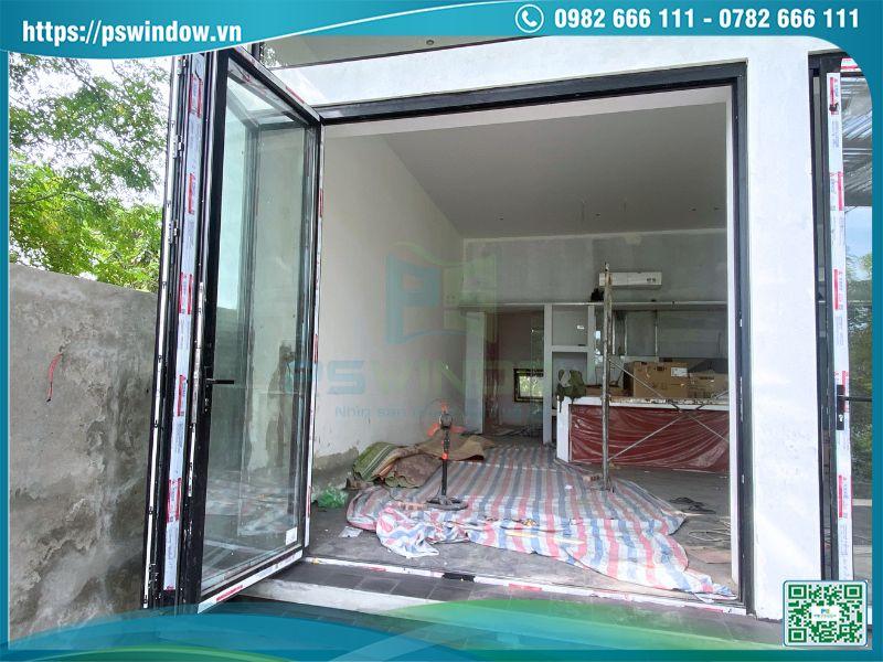 Bộ cửa chính xếp trượt sử dụng phụ kiện đồng bộ bền đẹp, an toàn