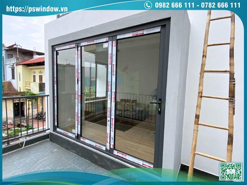 Cửa ban công nhôm kính kiểu xếp trượt 3 cánh Xingfa