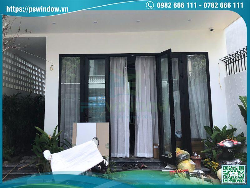 Cửa nhôm 6 cánh mở quay làm cửa chính nhà phố