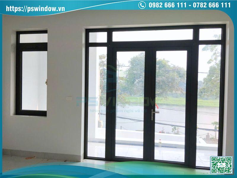 Cửa nhôm kính có ô thoáng đảm bảo sự cân đối, chắc chắn dù kích thước lớn.
