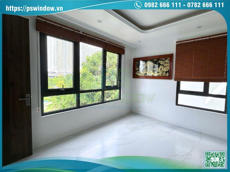 Cửa nhôm kính có ô thoáng giữa và phía dưới tối ưu ánh sáng