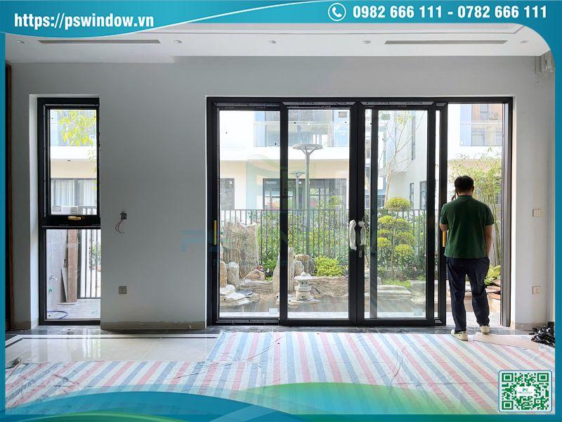 Cửa nhôm kính có ô thoáng lấy sáng tối ưu, tạo tỉ lệ cân đối trong kiến trúc