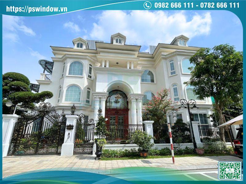Cửa Maxpro màu trắng sang trọng cho biệt thự tân cổ điển