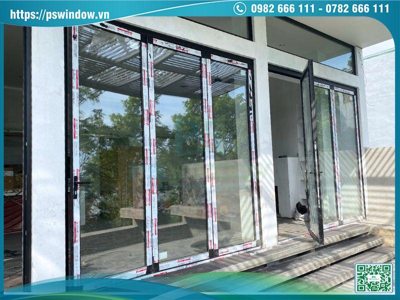 Cửa xếp trượt Xingfa màu đen hiện đại