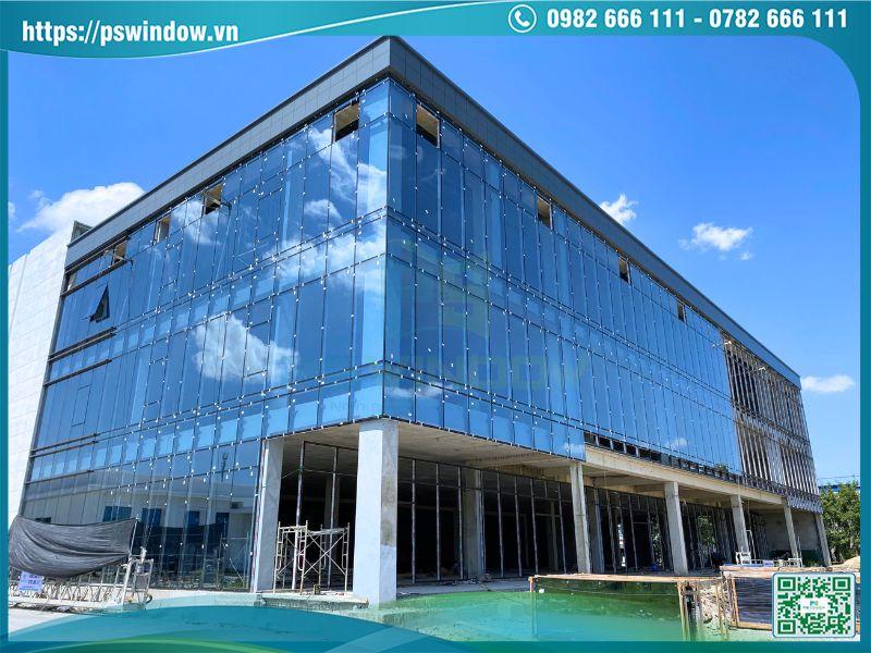 Hệ mặt dựng Stick cấu tạo gồm khung nhôm, kính và phụ kiệnHệ mặt dựng Stick cấu tạo gồm khung nhôm, kính và phụ kiện