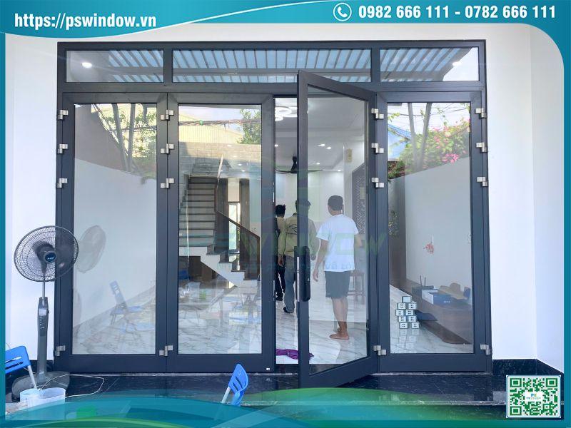 Mẫu cửa 4 cánh mở quay nhôm Xingfa màu xám đá