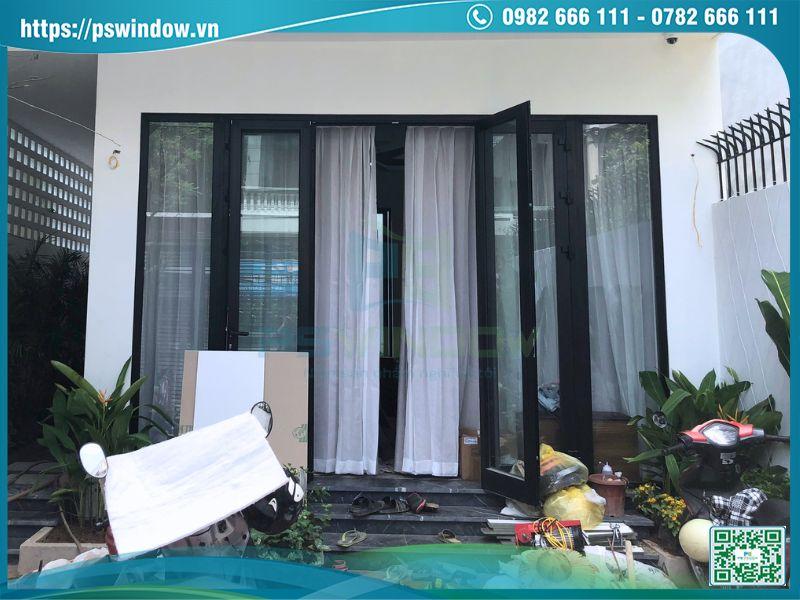 Mẫu cửa chính mở quay nhôm Xingfa kết hợp vách fix 2 bên