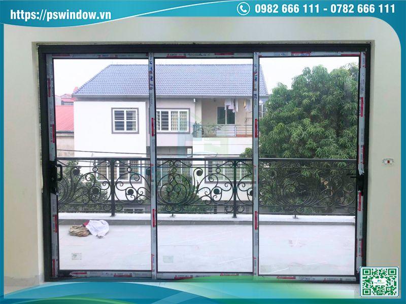 Mẫu cửa lùa 3 cánh nhôm Xingfa cho phòng ngủ có ban công rộng