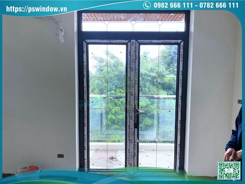 Mẫu cửa nhôm kính có ô thoáng phía trên thiết kế sang trọng