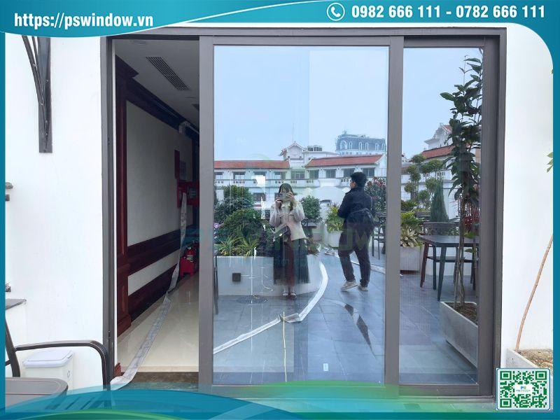 Mẫu cửa nhôm lùa 2 cánh Xingfa xám đá kính hộp phản quang cách nhiệt