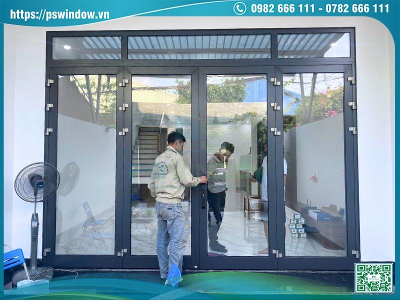 Mẫu cửa nhôm Xingfa xám đá 4 cánh mở quay fix trên
