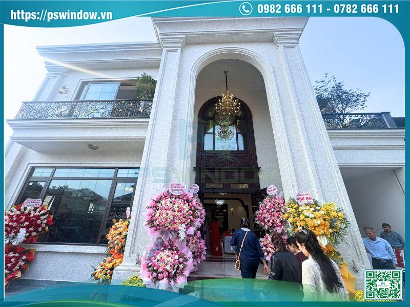 Nhà tân cổ điển với cửa Maxpro nâu thu kính hộp nan đồng Pswindow