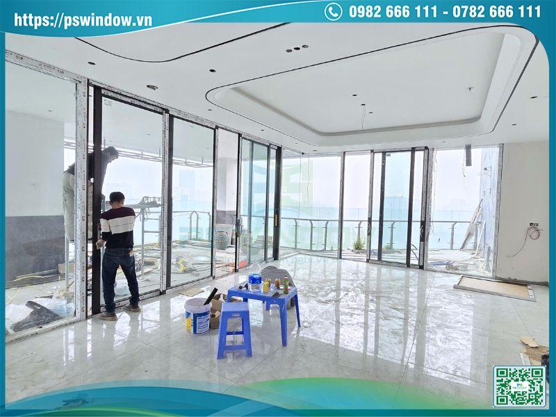 Pswindow lắp đặt cửa nhôm Maxpro cao cấp màu đen mịn cho penthouse