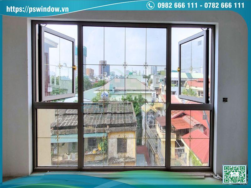 Vách kính hộp nan đồng khung nhôm Maxpro kết hợp cửa sổ mở quay