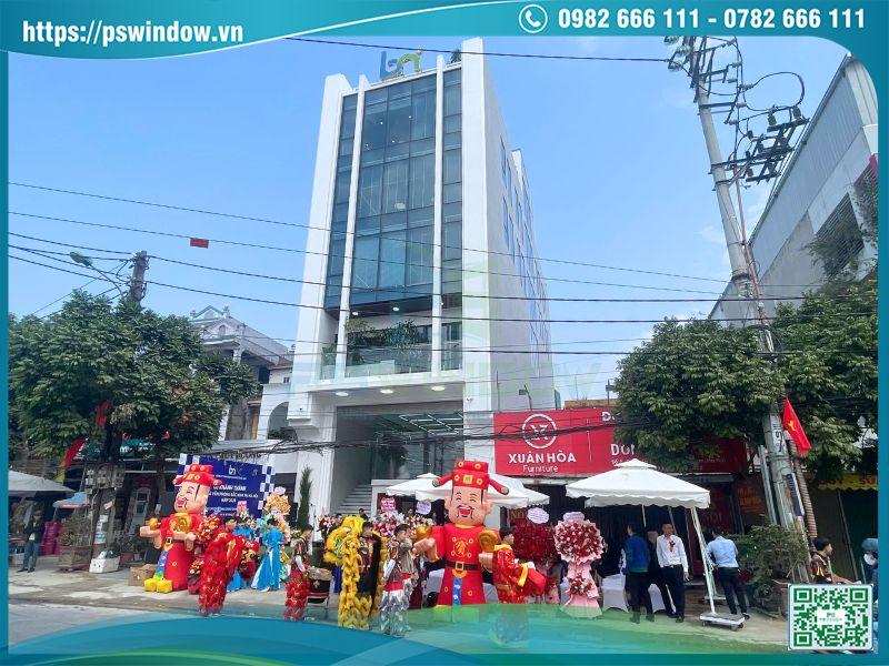 Vách kính mặt dựng hệ Stick lắp đặt cho tòa nhà văn phòng tại Sóc Sơn