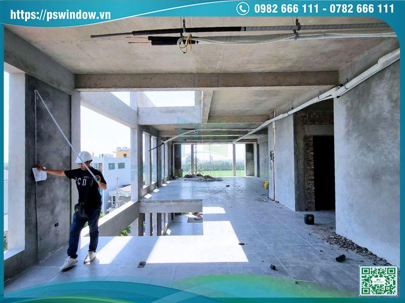 Cán bộ kỹ thuật Pswindow khảo sát đo đạc công trình