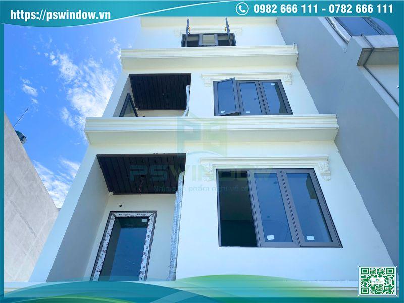 Chỉ bóc lớp tem nhãn bảo vệ bề mặt cửa nhôm khi công trình hoàn thiện