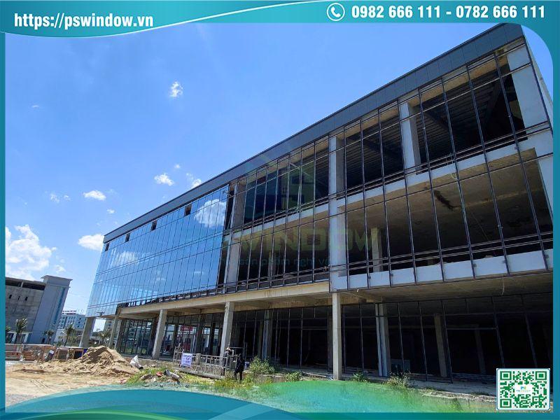 Công đoạn vào kính mặt dựng
