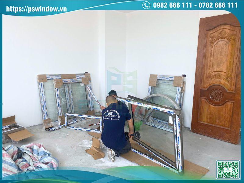 Cửa nhôm kính sản xuất xong được đưa tới công trình lắp đặt