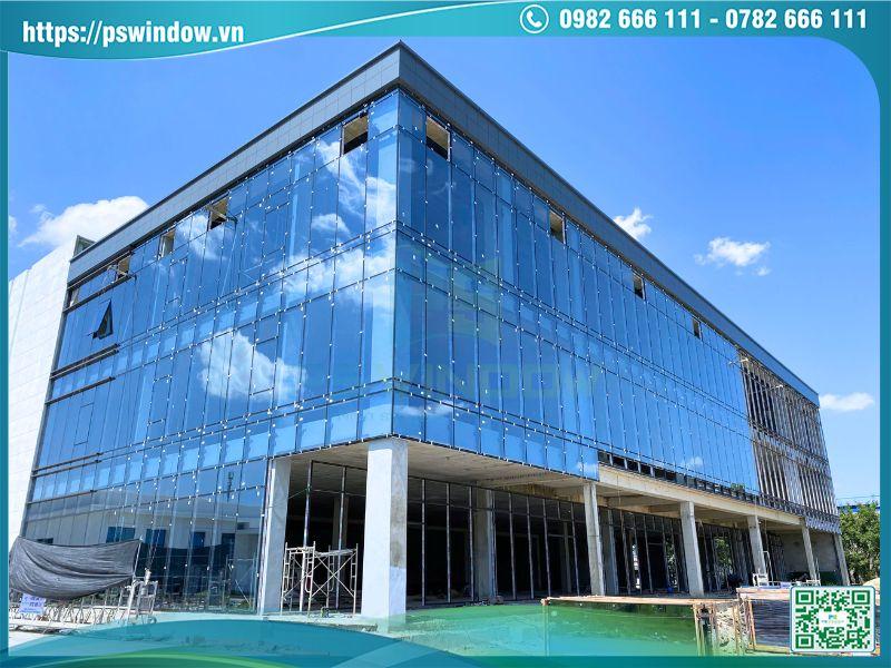 Hệ mặt dựng kính Low-e đang trong quá trình thi công lắp đặt