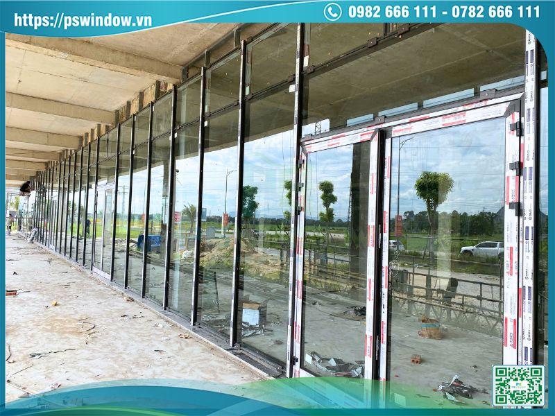 Hệ vách kính cửa thủy lực đang được thi công hoàn thiện