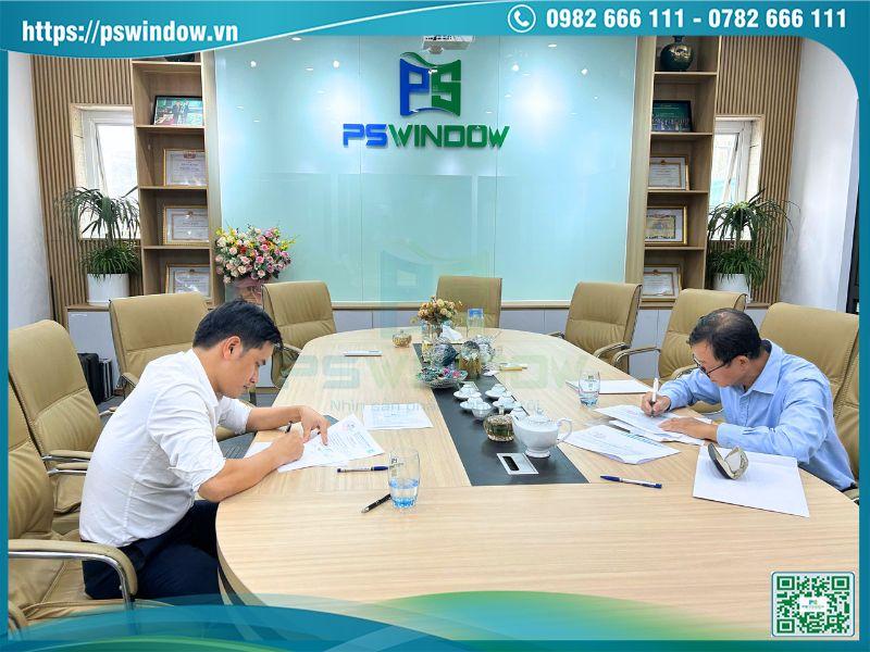 Khách hàng ký hợp đồng thi công cửa nhôm kính tại Pswindow
