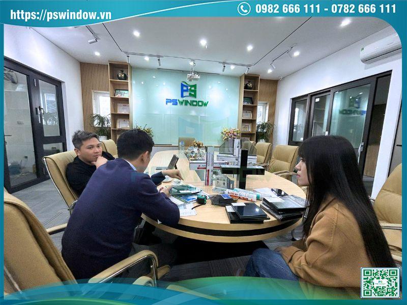 Khách hàng tới showroom Pswindow để tham khảo và nghe tư vấn phương án thi công