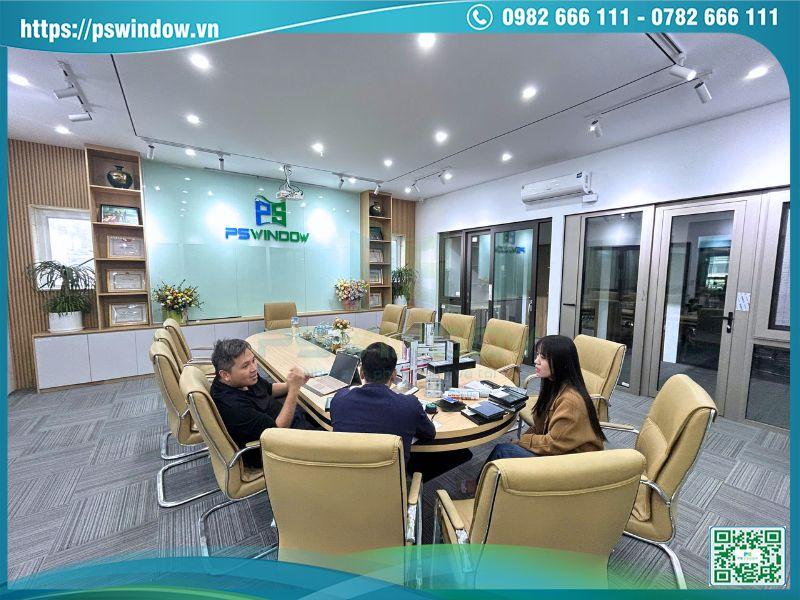 Khách hàng trải nghiệm sản phẩm tại showroom và ký kết hợp đồng
