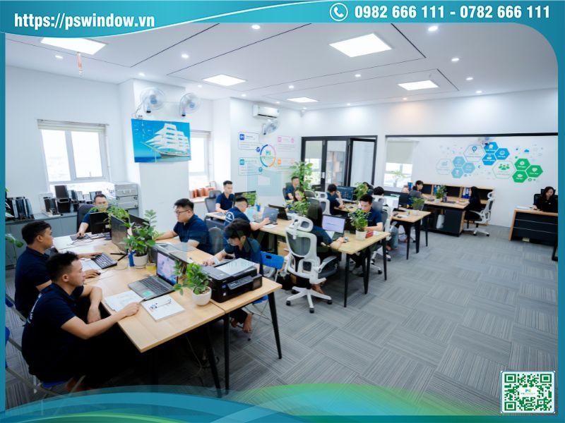 Không gian làm việc tràn đầy ánh sáng và nhiều cây xanh