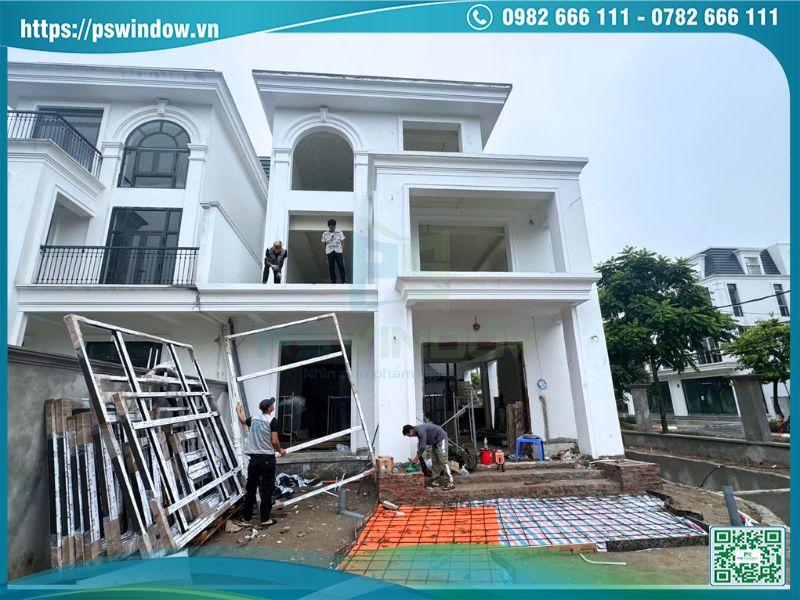 Khung nhôm kính được vận chuyển tới công trình chờ lắp đặt cửa