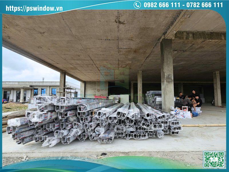 Khung nhôm Xingfa mặt dựng được vận chuyển tới công trình chờ lắp đặt