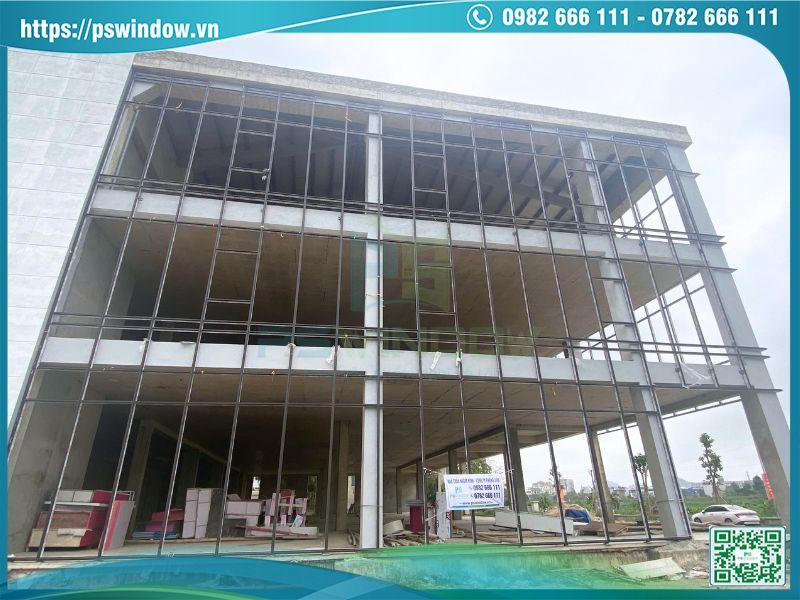 Mặt bên công trình đã lắp xong khung nhôm