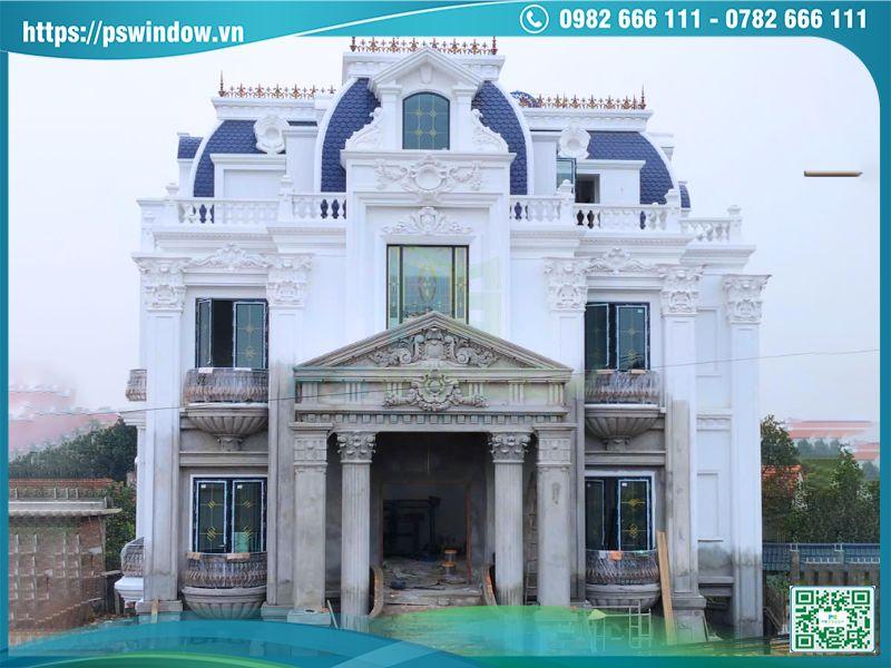 Mặt tiền công trình đã lắp cửa và vách kính