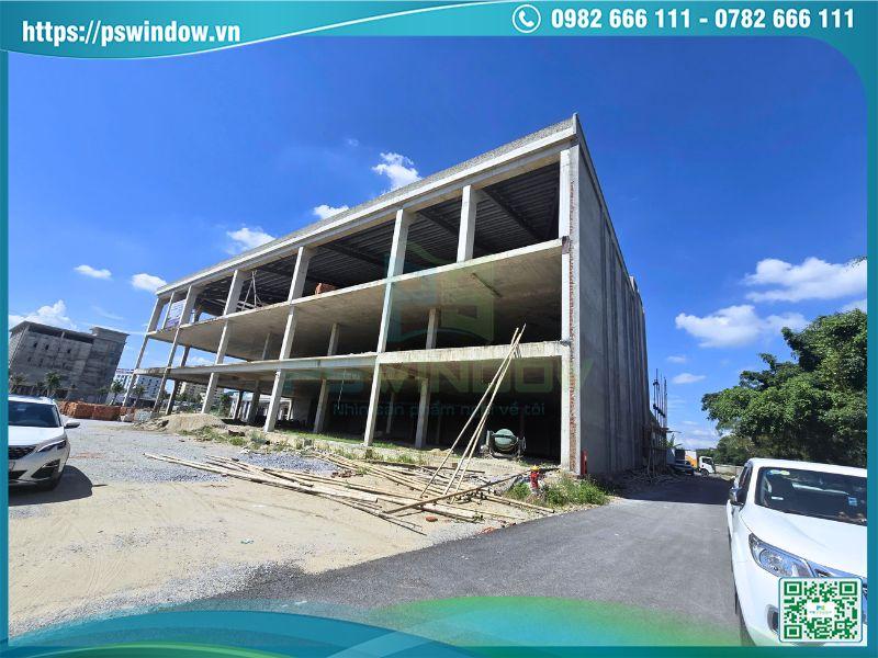 Nhân viên kỹ thuật Pswindow tới khảo sát công trình tại Thanh Hóa