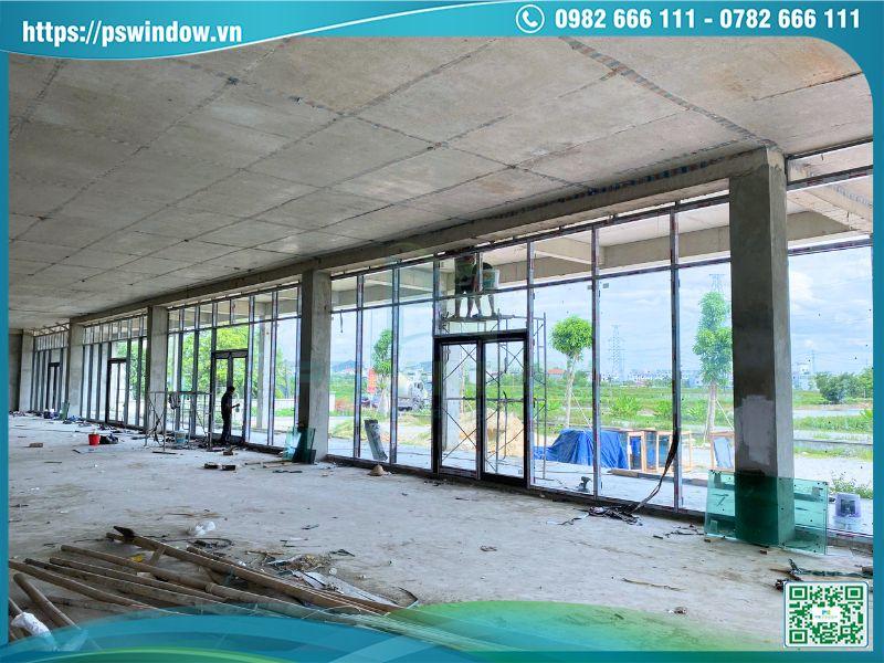 Thi công hệ vách kính và cửa thủy lực cho mặt tiền tầng 1
