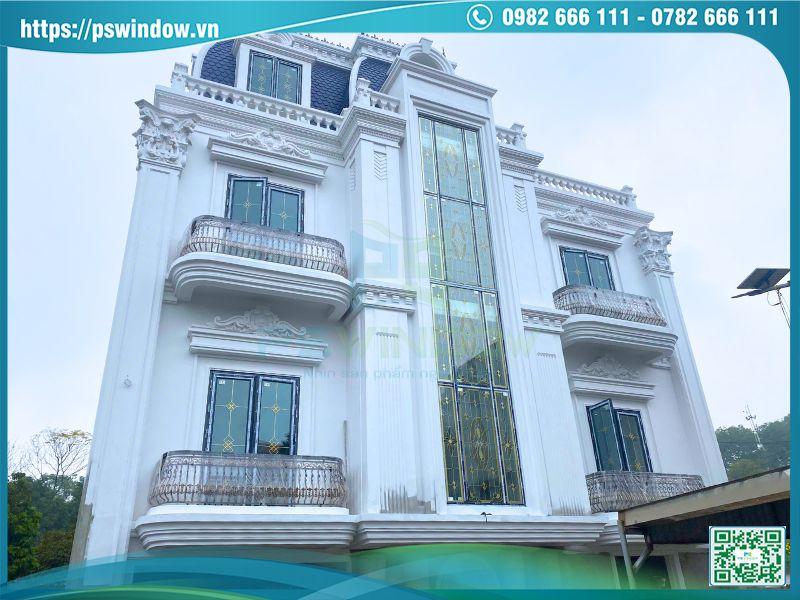 Vách kính hoa đồng và cửa nhôm Rolan đã được lắp đặt hoàn thiện