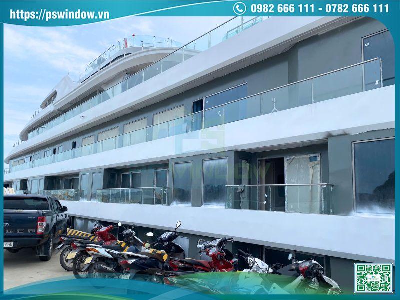 Các bộ cửa và vách kính lớn tối ưu không gian, tầm nhìn cho du thuyền