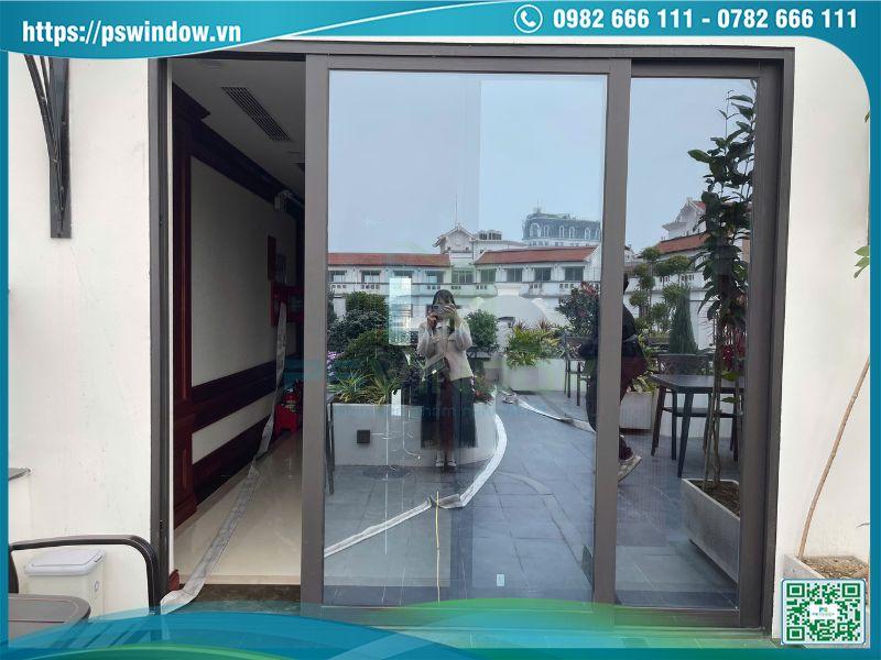 Cửa đi lùa 2 cánh nhôm Xingfa hệ 55 màu xám đá