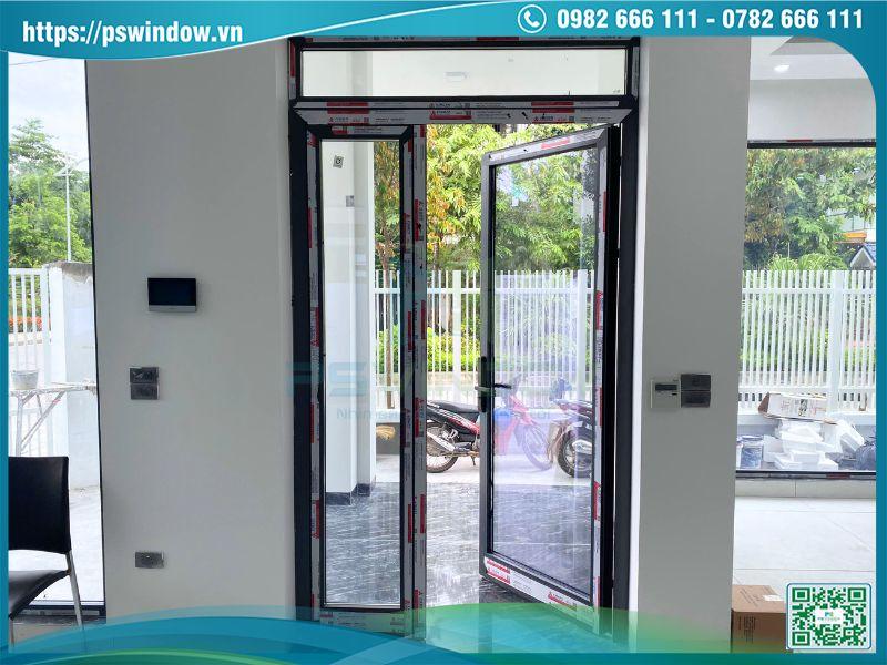 Cửa đi mở quay 2 cánh fix trên làm cửa chính tầng 1