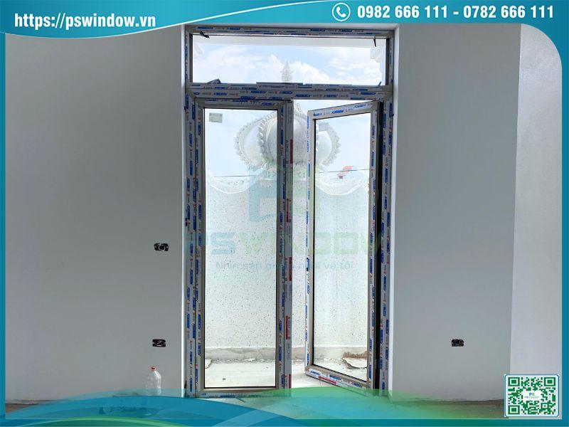 Cửa đi mở quay 2 cánh fix trên nhôm Xingfa Anode hệ 55 màu champagne