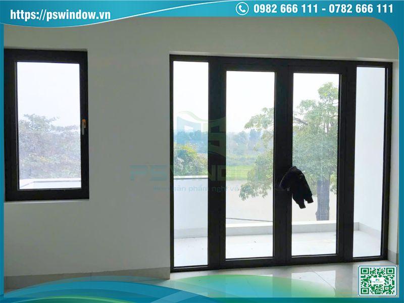 Cửa đi và cửa sổ mở quay ở ban công các tầng