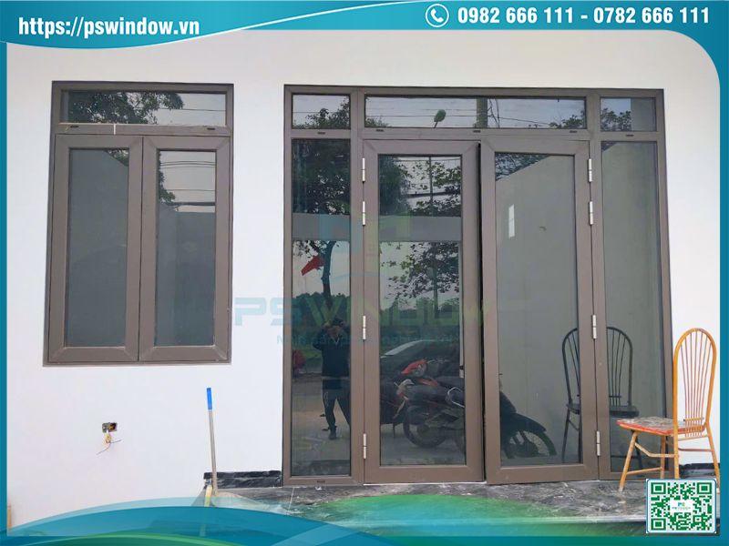 Cửa đi và cửa sổ mở quay Maxpro màu nâu thu ở mặt tiền tầng 1