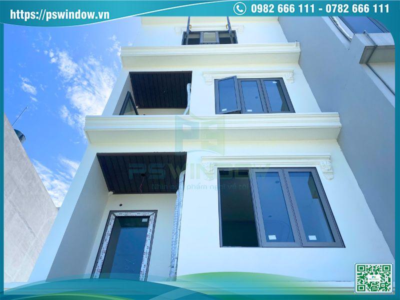Cửa Maxpro màu champagne lắp đặt cho nhà phố hiện đạiCửa Maxpro màu champagne lắp đặt cho nhà phố hiện đại