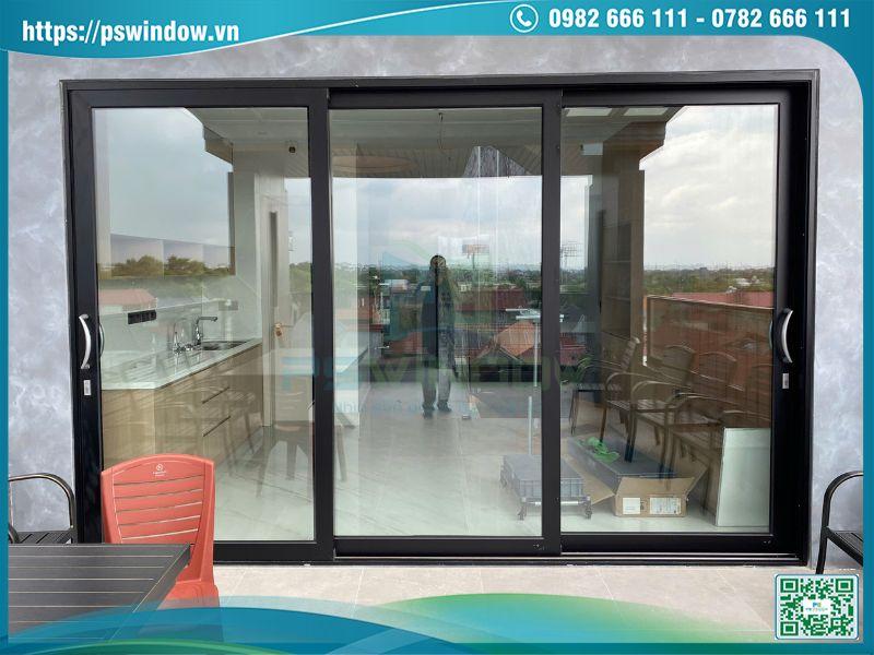 Cửa Maxpro màu nâu thu sang trọng, bền đẹp vượt trội cho nhà phố hiện đại