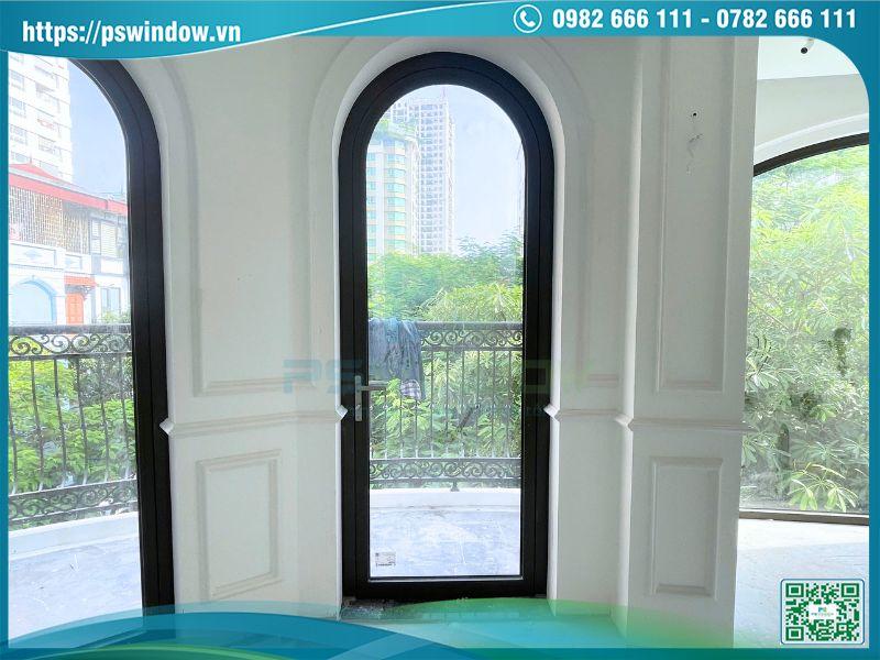 Cửa nhôm Maxpro 1 cánh uốn vòm màu đen sang trọng