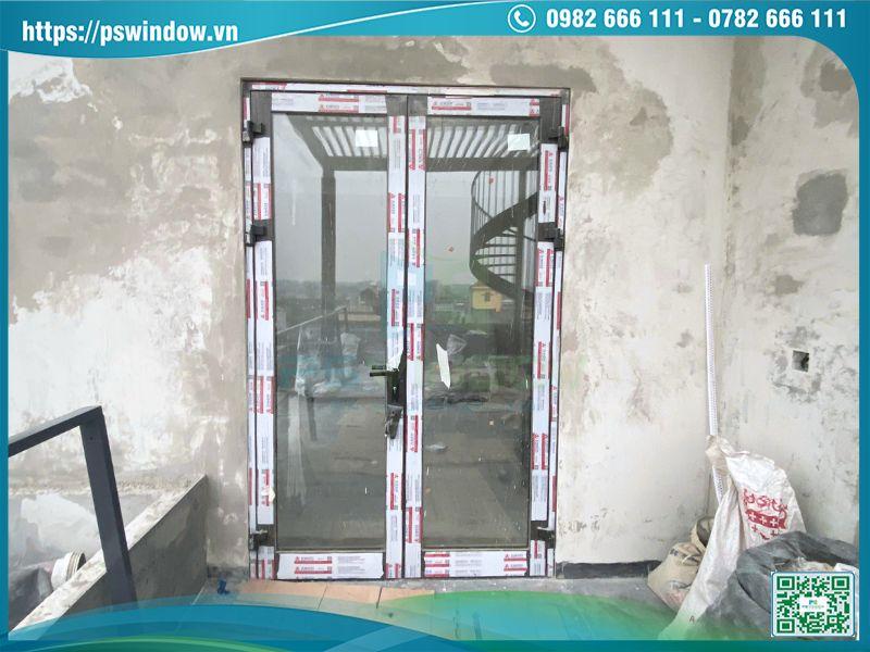 Cửa nhôm Xingfa mở quay 2 cánh ra sân thượng