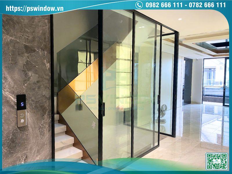 Cửa slim lắp đặt tại khu vực cầu thang