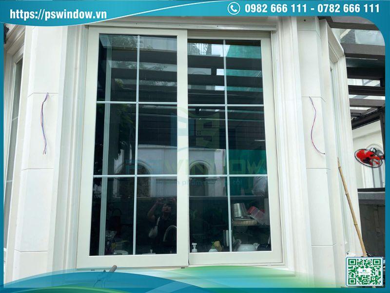 Cửa sổ 2 cánh lùa nhôm Maxpro màu trắng ngà, kính hộp nan nhôm
