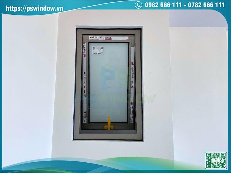 Cửa sổ mở hất 1 cánh Maxpro màu sâm banh kính màu trắng sữa