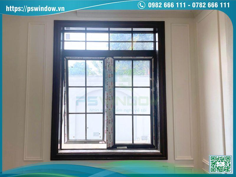 Cửa sổ mở hất 2 cánh Maxpro màu nâu thu kính hộp nan nhôm